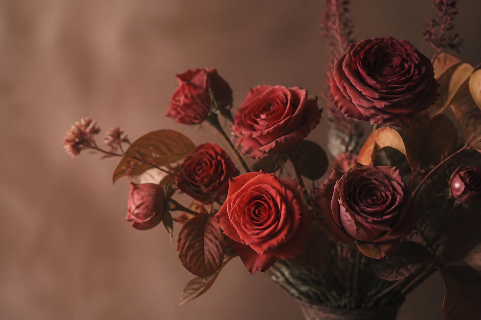 Arranjo delicado de rosas vermelhas em tons suaves